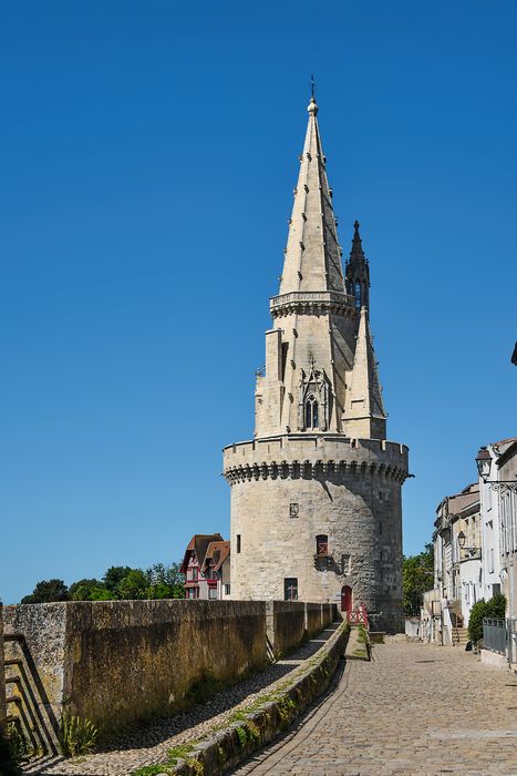 Vue générale de la tour depuis l’Est