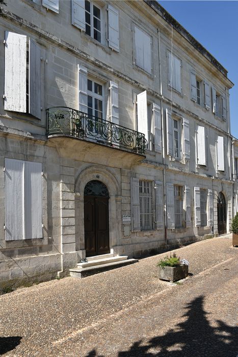 façade sur rue, vue générale