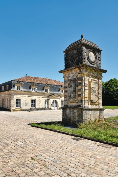 vue générale du pavillon sud de la corderie et de la fontaine