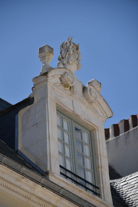 détail d’une lucarne de la façade sur rue