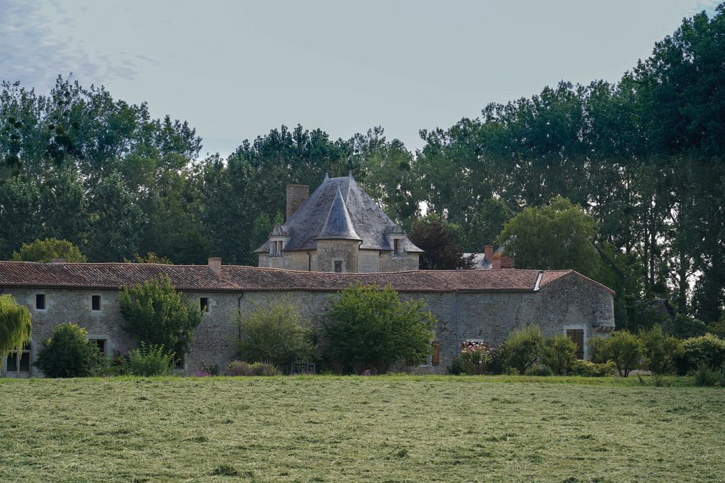 vue partielle du château dans son environnement depuis le Sud-Est