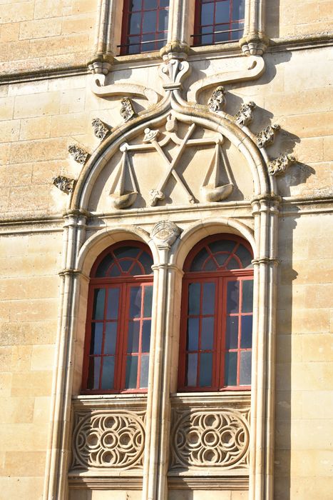 façade nord, détail d'une baie jumelée au 1er étage