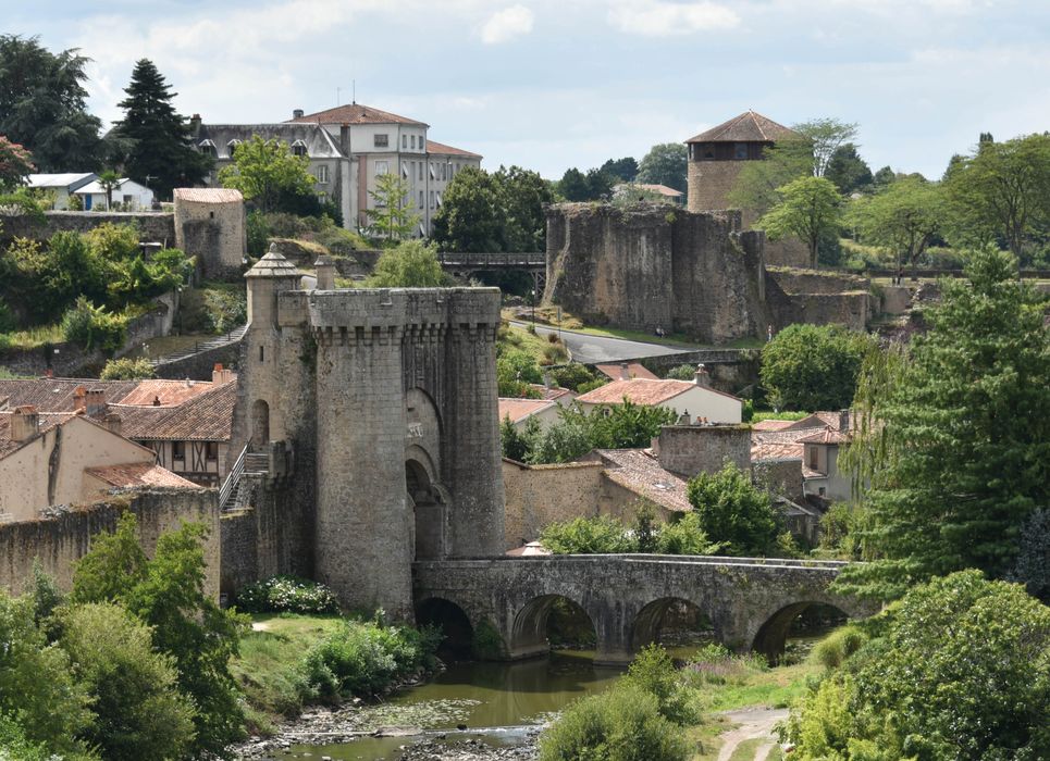 vue générale de la porte Saint-Jacques dans son environnement depuis le Nord-Est