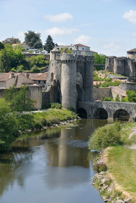 vue générale de la porte Saint-Jacques dans son environnement depuis le Nord-Est