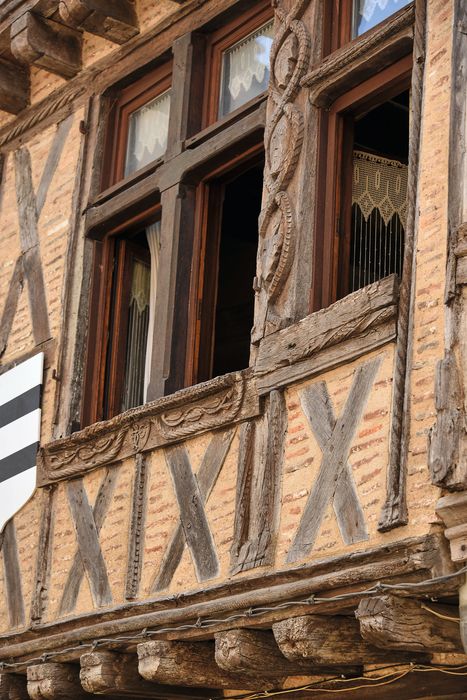 façade sur rue, vue partielle