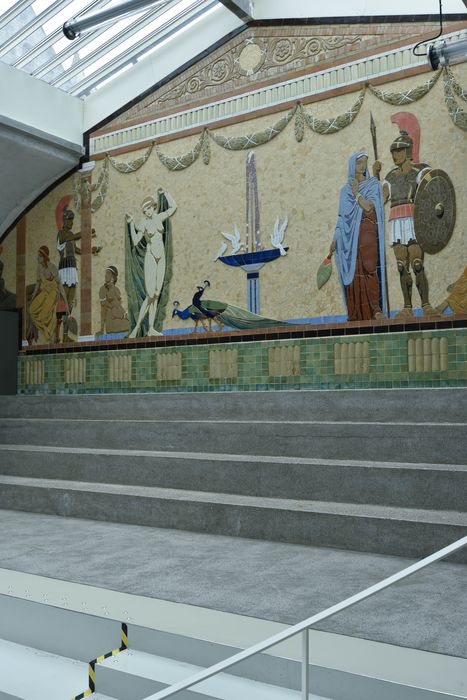 piscine, espace de l'ancien bassin aujourd'hui médiathèque, vue générale du décor de céramique