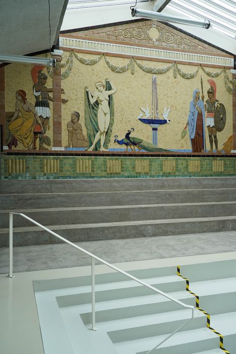 piscine, espace de l'ancien bassin aujourd'hui médiathèque, vue générale du décor de céramique