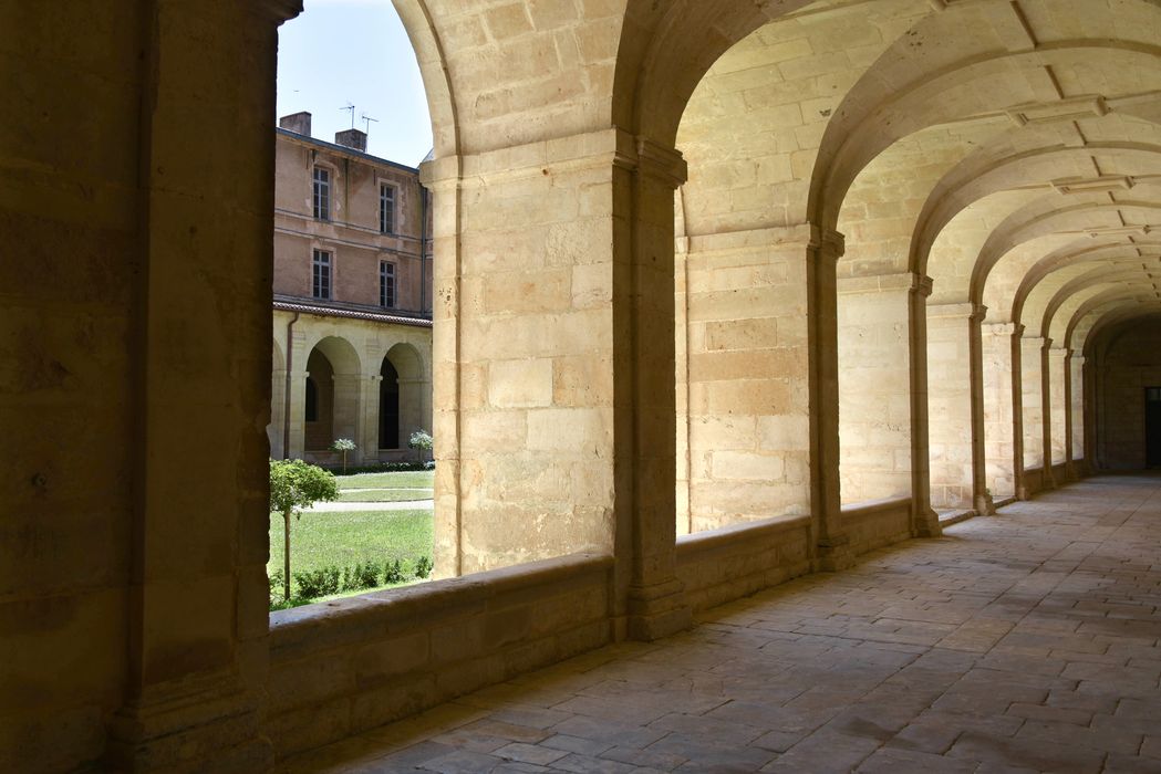 cloître, vue partielle d'une galerie