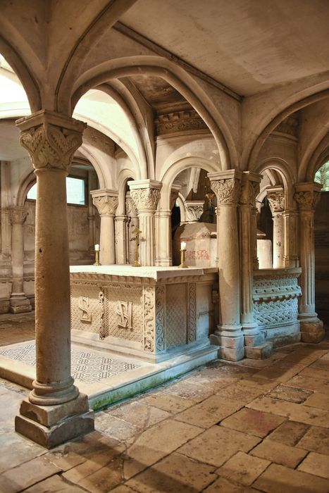 église abbatiale, crypte avec les tombeaux de saint Léger et de saint Maixent