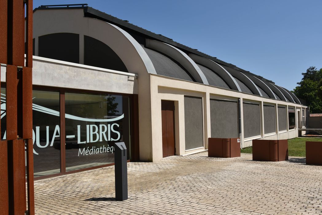 vue partielle du bâtiment abritant la piscine