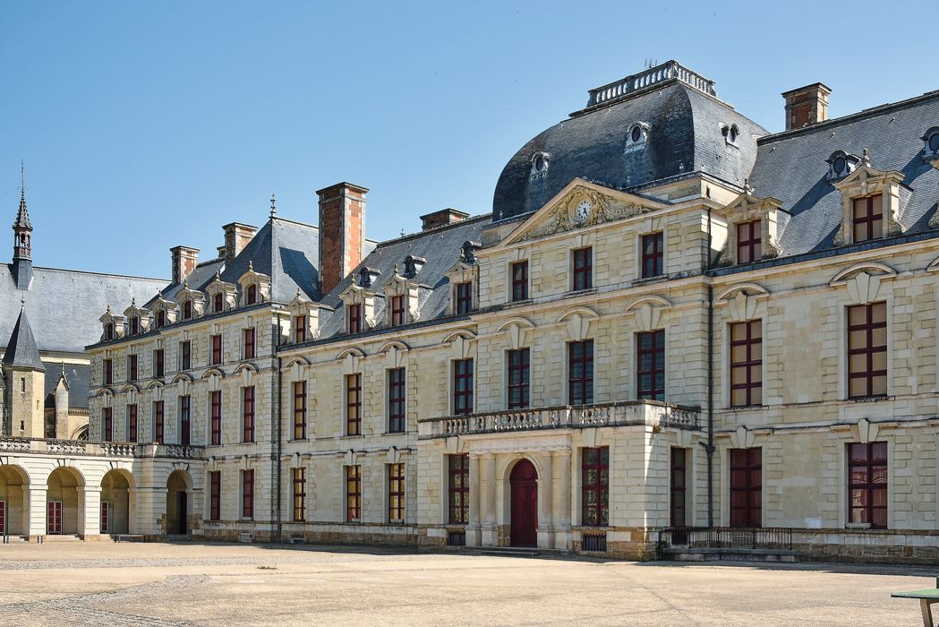 façade sud-ouest sur la cour d'honneur, vue partielle