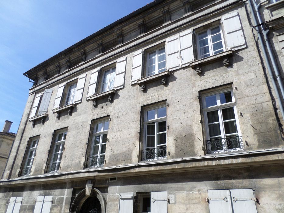 façade sur rue, vue partielle