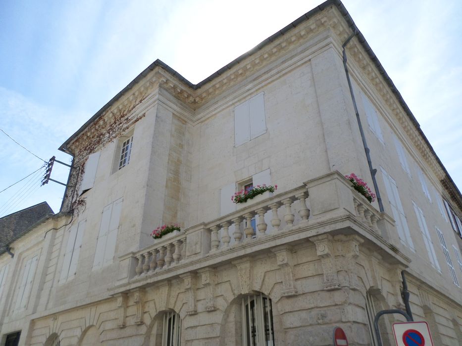 façade sur rue, vue partielle