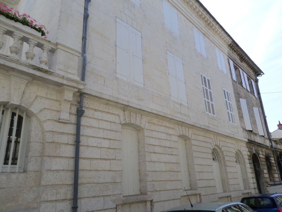 façade latérale sur rue