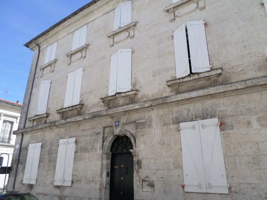 façade sur rue, vue partielle