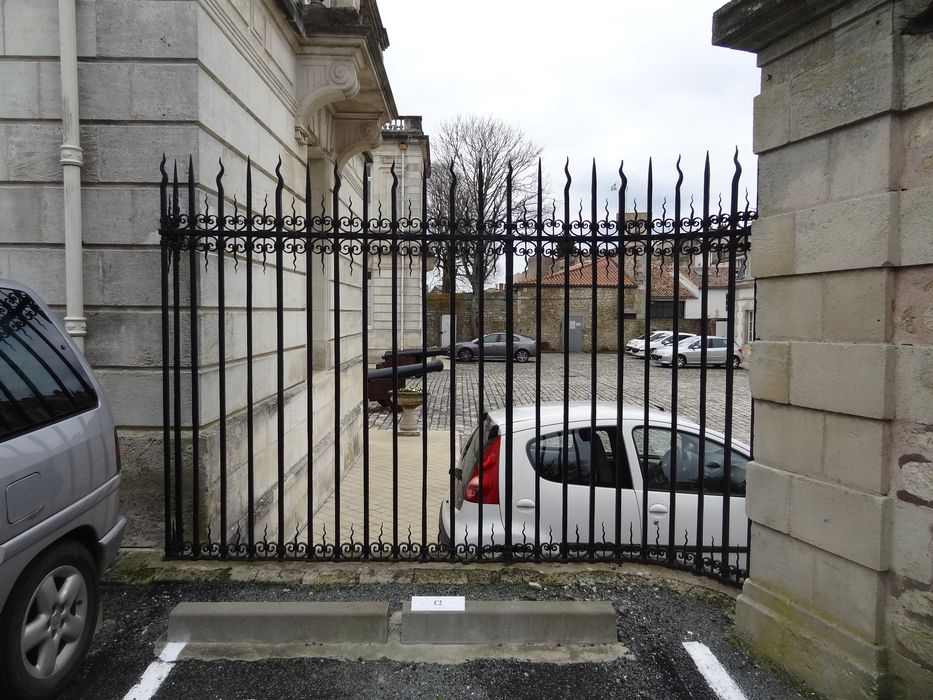 grilles de clôture de la cour d’honneur, vue partielle