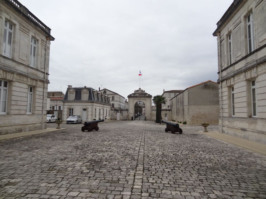 cour d’honneur en direction de l’Ouest