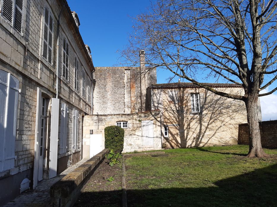 façade sur jardin, vue partielle