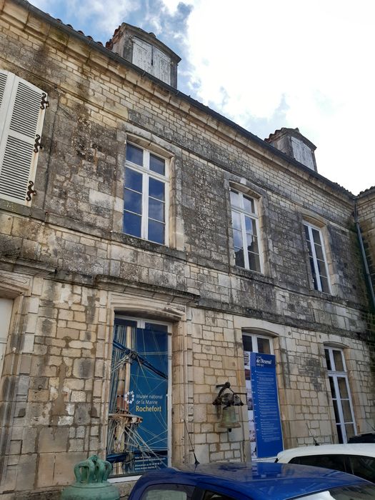 cour d’honneur, vue partielle des façades