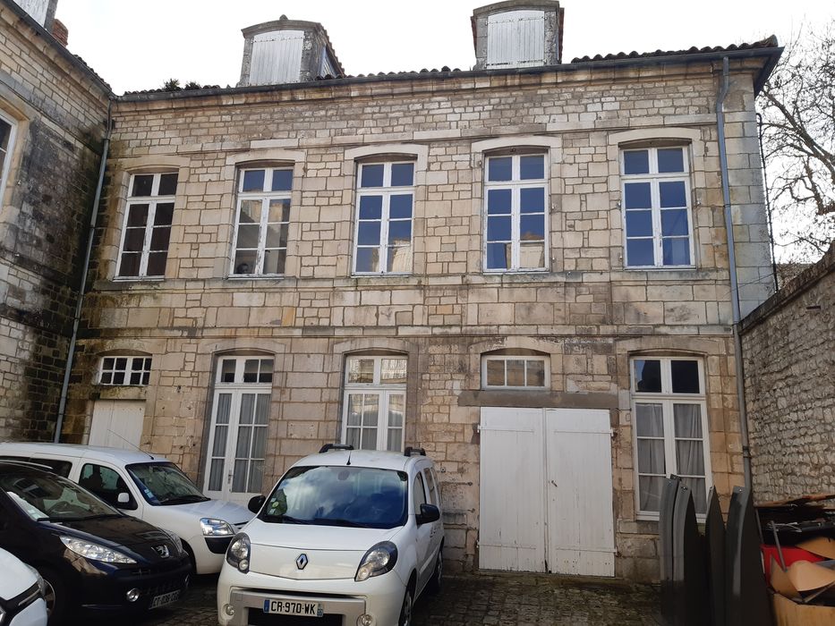 cour d’honneur, vue partielle des façades