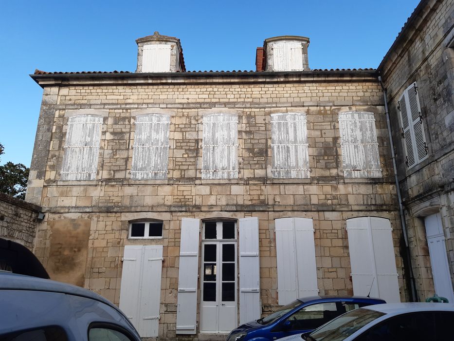 cour d’honneur, vue partielle des façades