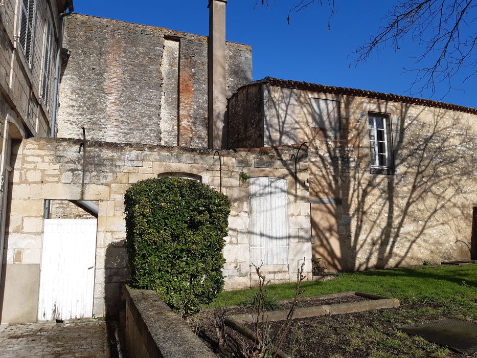 façade sur jardin, vue partielle