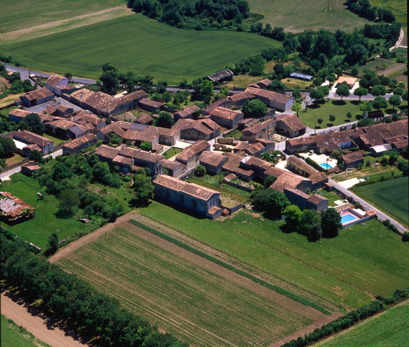 vue aérienne de l'église et de son environnement