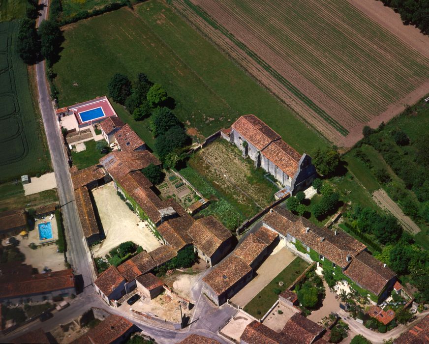 vue aérienne de l'église et de son environnement