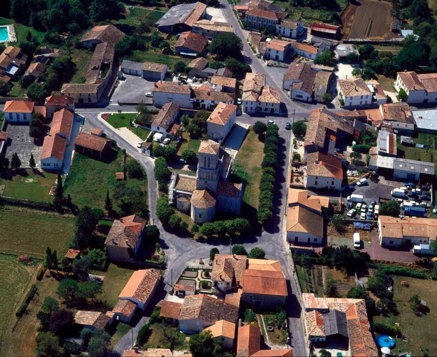 vue aérienne de l'église et de son environnement