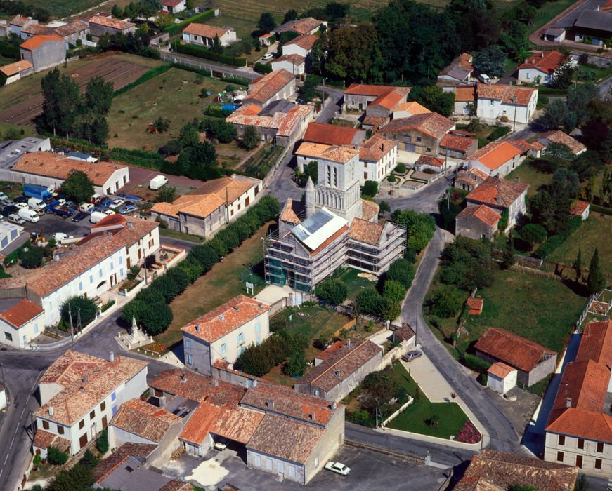 vue aérienne de l'église et de son environnement