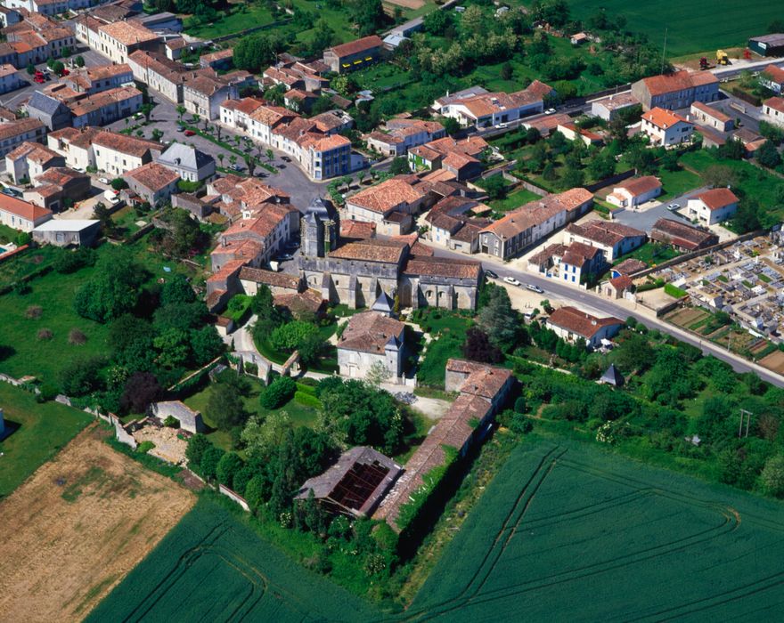 vue aérienne de l'église et de son environnement