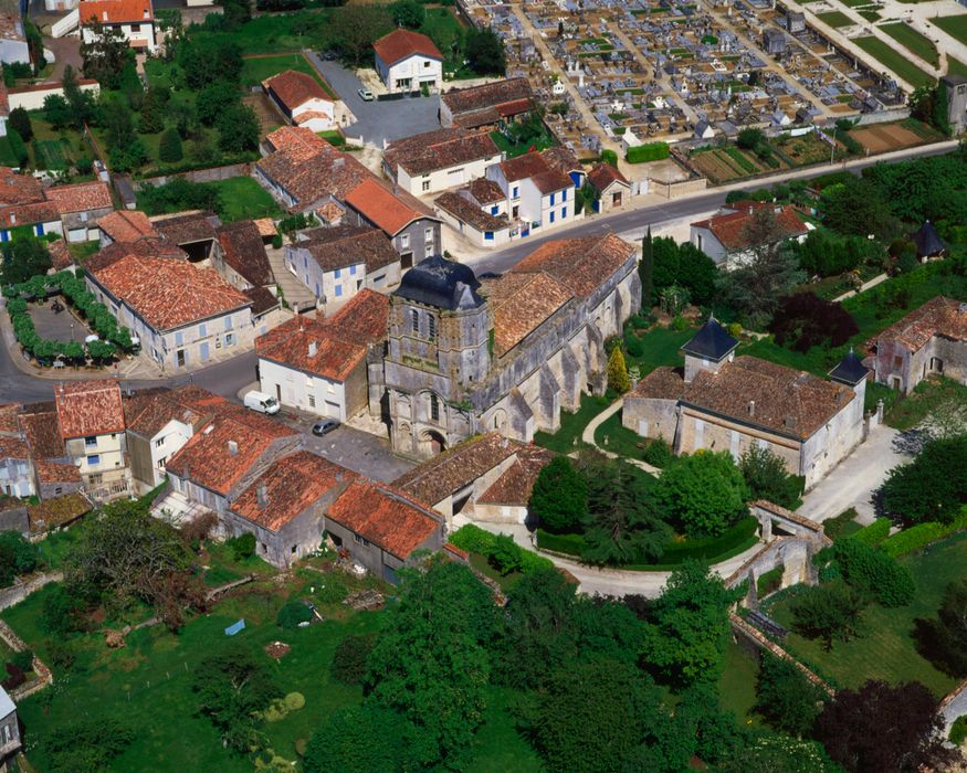 vue aérienne de l'église et de son environnement