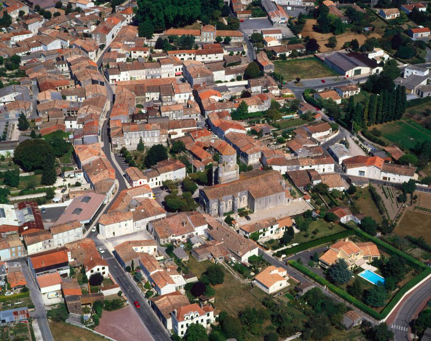 vue aérienne de l'église et de son environnement