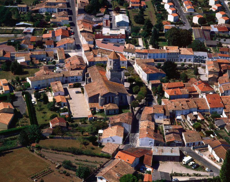 vue aérienne de l'église et de son environnement