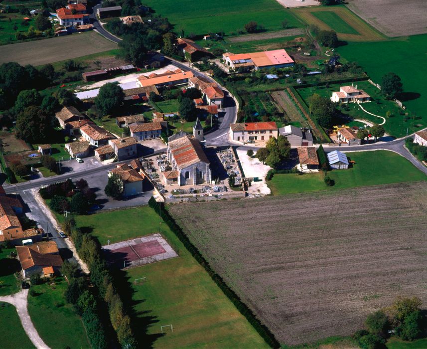 vue aérienne de l'église et de son environnement