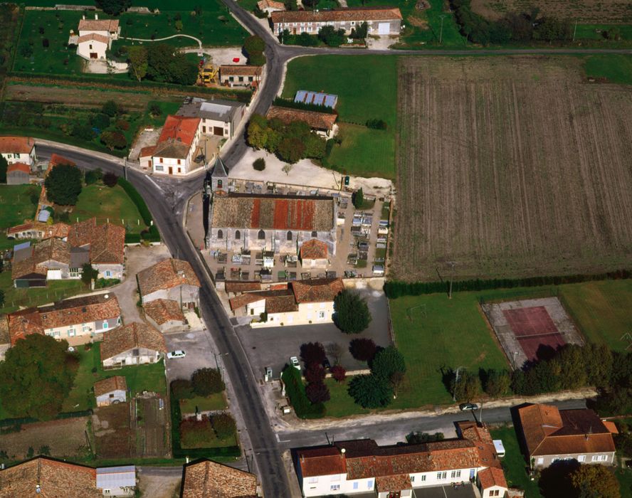 vue aérienne de l'église et de son environnement