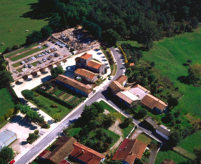 vue aérienne de l'église et de son environnement