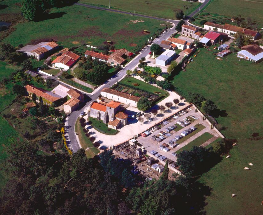 vue aérienne de l'église et de son environnement