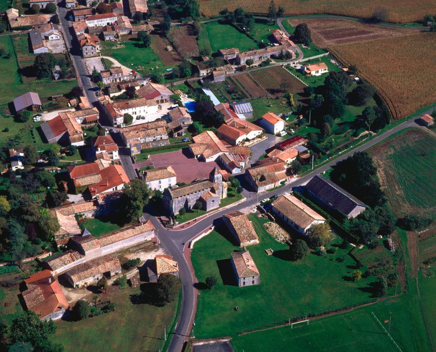 vue aérienne de l'église et de son environnement