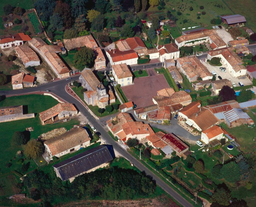 vue aérienne de l'église et de son environnement
