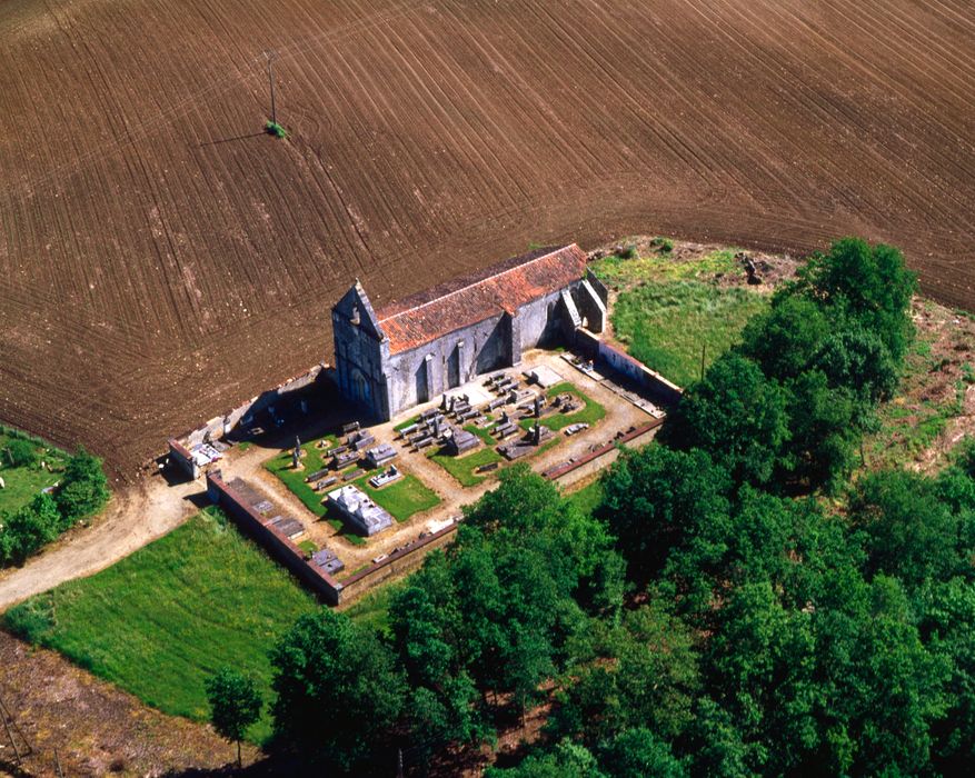 vue aérienne de l'église et de son environnement