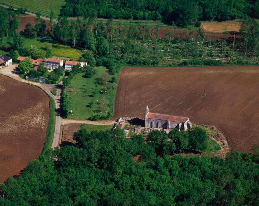 vue aérienne de l'église et de son environnement