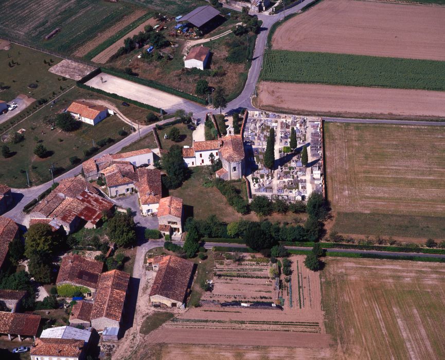 vue aérienne de l'église et de son environnement