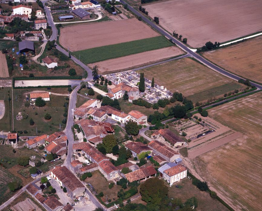 vue aérienne de l'église et de son environnement