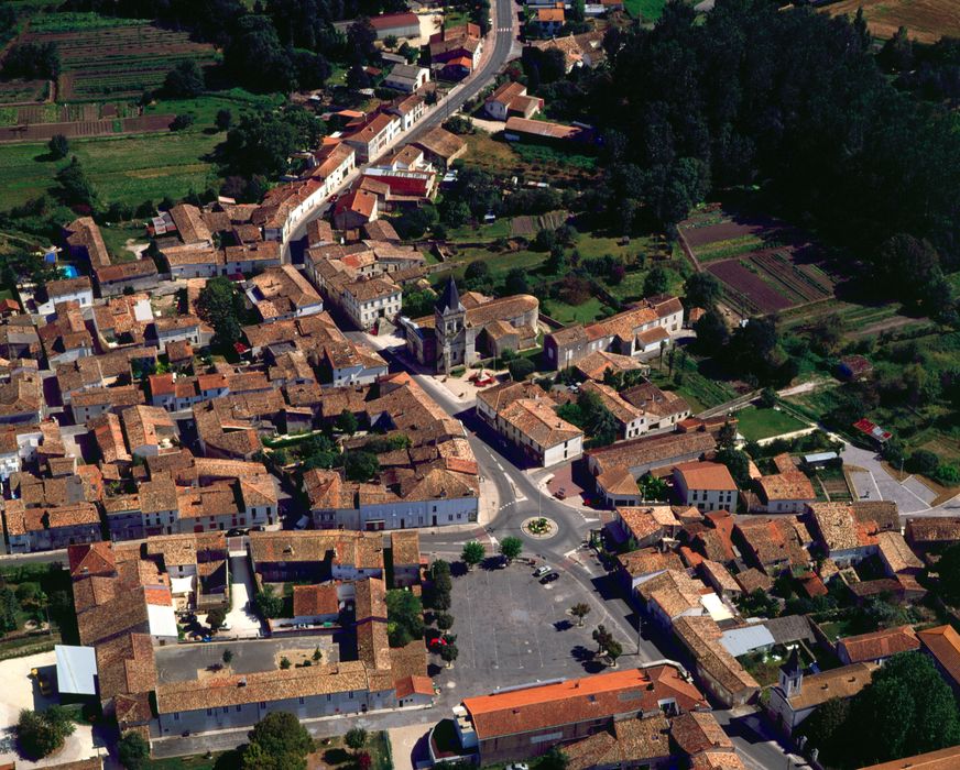 vue aérienne de l'église et de son environnement