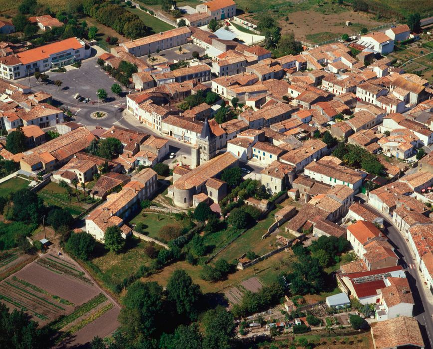 vue aérienne de l'église et de son environnement