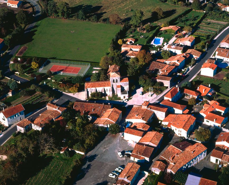 vue aérienne de l'église et de son environnement