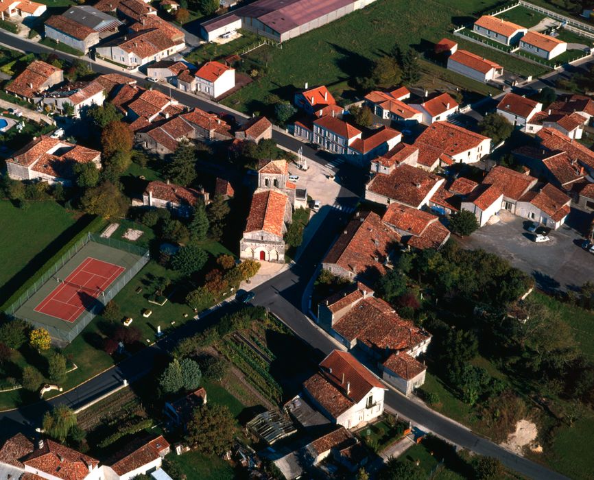 vue aérienne de l'église et de son environnement