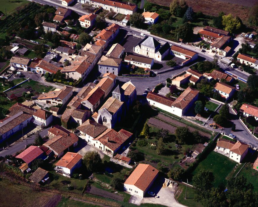 vue aérienne de l'église et de son environnement