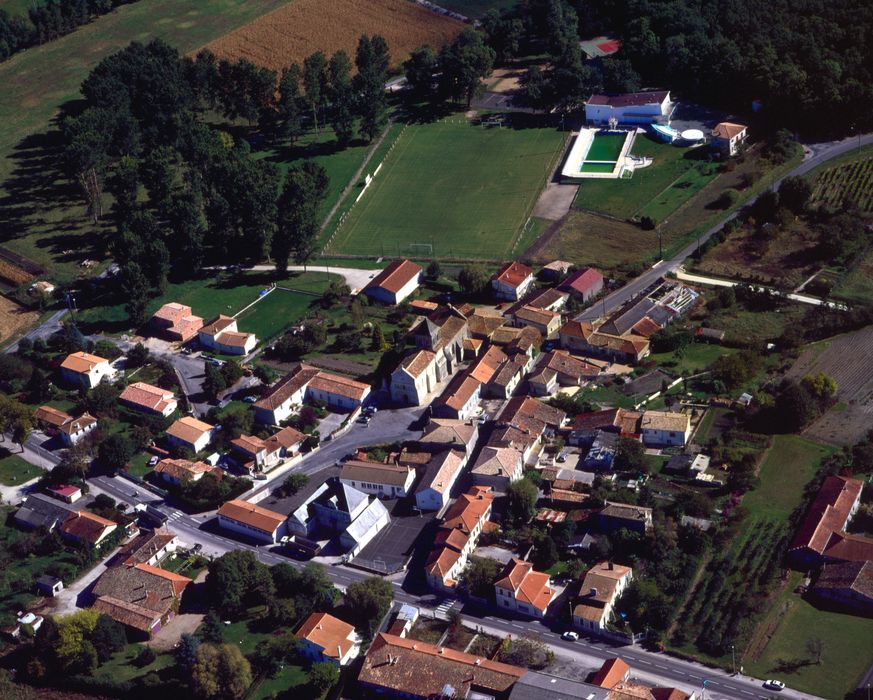 vue aérienne de l'église et de son environnement